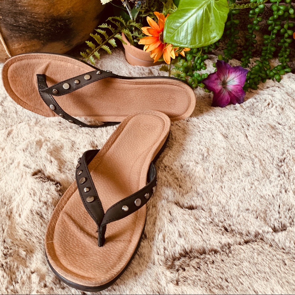 🖤UGG🤎 9.5 Leather/Metal Stud Flip-Flop Sandals